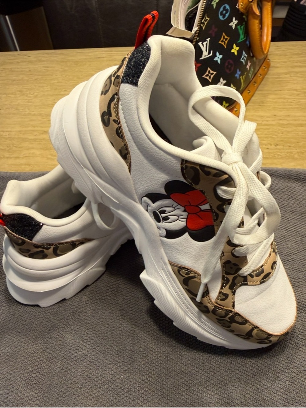 Disney White Minnie Mouse woman’s size 8 Sneakers barely used